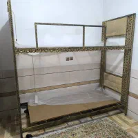 تخت دو طبقه فلزی دارای نردبان