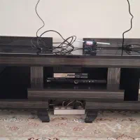 میز تلویزیون تمیز همراه با گیرنده