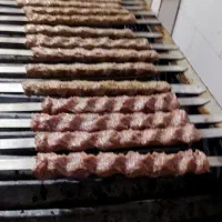 ۱نفرسرآشبز۱ تخته کار۱نفر آشپز رستورانی ۲نفر کارگر