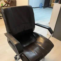 صندلی چرخدار چرمی