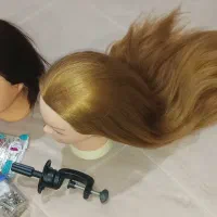 دو عدد کله مانکن همراه با نگهدارنده روی میز