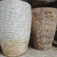 دو عدد گلدان بزرگ به همراه زیر گلدانی و خاک