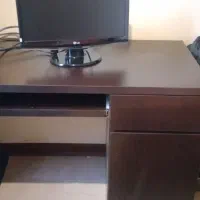 میز تحریر وکامپیوتر