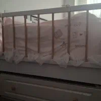 تخت کودک همراه با تشک و گارد و سرویس خواب