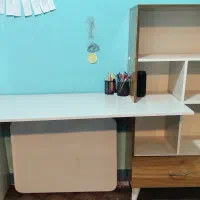 میز تحریر و کتابخانه