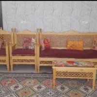 مبل چوبی ۵ نفره همراه تشک و کوسن و میز وسط