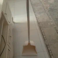 یه خاک انداز ایستاده مارک لیمون