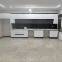 کابینت مدرن هایگلاس و سینک ، بسیار تمیز و سالم