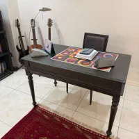 میزمطالعه و صندلی و کتابخانه