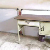 2عدد میز معلم و2عددتک صندلی  و2 عدد وایت برد
