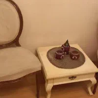 دو عدد صندلی چوب گردو و میز