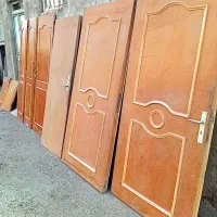 تعدادی درب چوبی سه لای و درب آهنی حیاط
