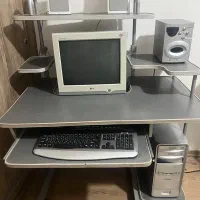 کامپیوتر رو میزی با میز و صندلی