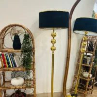 آباژور ایستاده