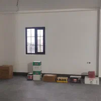 نیروی کار جوان در انبار فروشگاه