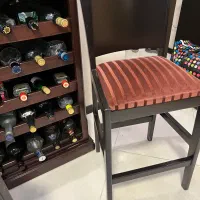 بار با ۲ صندلی چوبی
