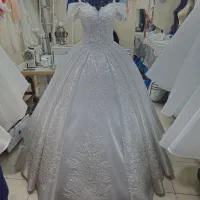 لباس عروس یقه آف شولدر پرکار دنباله دار