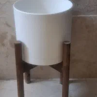 گلدان پلیمری با پایه چوبی