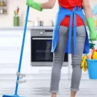 خانوم برای نظافت خونه
