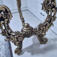 میز گرد کنار سالنی