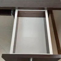 میز تحریراداری و کامپیوتر