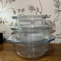 ظروف پیرکس و یک عدد خورشت خوری