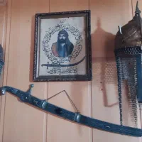 کلاه‌خودها و شمشیر لوازم عتیقه برنجی کاردست