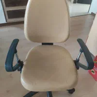 صندلی چرم چرخ دار