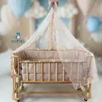 گهواره و تخت کنار مادر چیچک