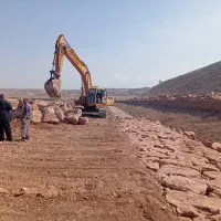 راننده بیل مکانیکی سنگ چین