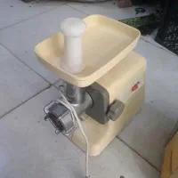 یکعدد چرخ کوشت دوعدد آمیوه گیری