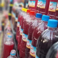 دو نفرفروشنده برای فروشندگی غرفه سوغات نمایشگاه