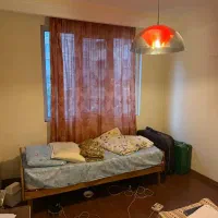 ۱ تخت یک نفره با یک میز توالت