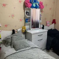 دو عددتخت تک نفره و میز آرایش