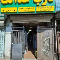 درب نفررو آهنی در نفر رو ورودی حیاط در ساختمان