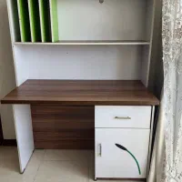 میز تحریر همراه با کتابخانه