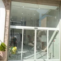 نیازمند نیروی کار ساده،نصب شیشه سکوریت و درب برقی