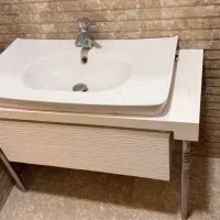 سه عدد روشویی بسیار نو به همراه یک توالت فرنگی