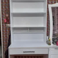 میز تحریر و کتابخانه