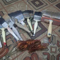 تعدادی قلمو رنگ و کمی سیم مسی و ساعت دیواری