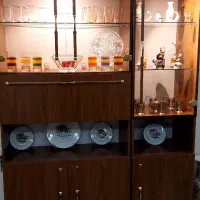 ویترین دو تکه ای و میز چوبی معرق
