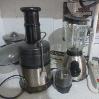 یک دستگاه مخلوط کن‌. و یک دستگاه آبمیوه گیری