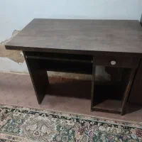 میز تحریر و کامپوتر