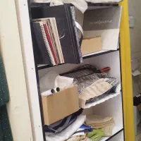 تعدادی قفسه چوبی و مانکن