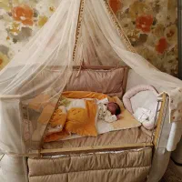 تخت گهواره کنار مادر