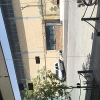 کارگر کارواش برای جارو زدن