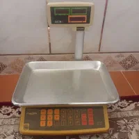 ترازو. علمک دار.