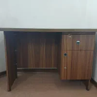 میز تحریر و کامپیوتر