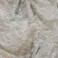 پرده و گل‌های تزیینی روی پرده