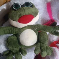 تعدادی عروسک با یک سبد پر